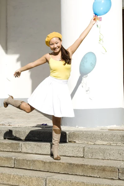女孩与气球室外共舞 — 图库照片