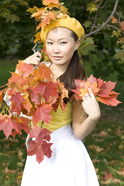 Girl walking in autumn park — Stock Photo, Image