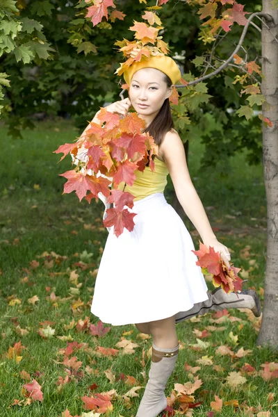 秋の公園を歩く女の子 — ストック写真