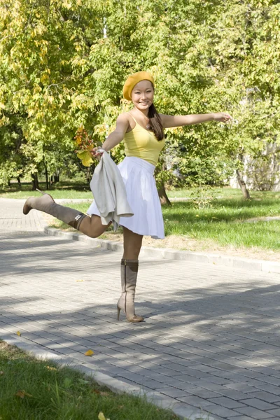 Chica caminando en otoño parque — Foto de Stock