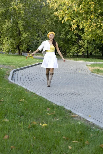 Meisje wandelen in de herfst park — Stockfoto