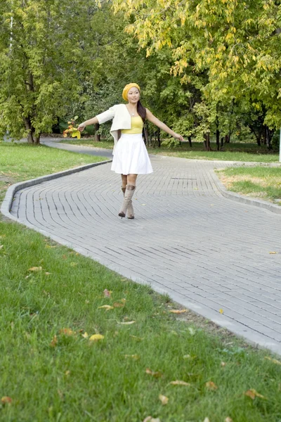 Κορίτσι περπάτημα στο πάρκο φθινόπωρο — Φωτογραφία Αρχείου