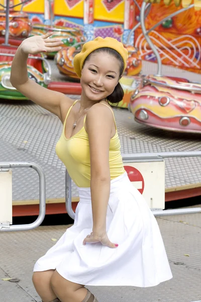 Happy girl walking in amusement park — Stock Photo, Image