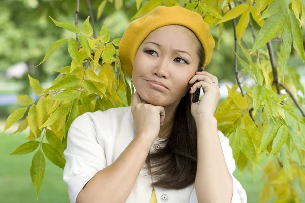 Telefonla konuşurken kız — Stok fotoğraf