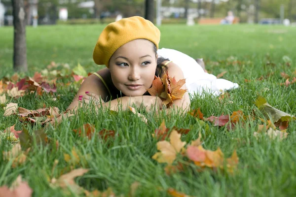 가을 공원을 걷는 소녀 — 스톡 사진