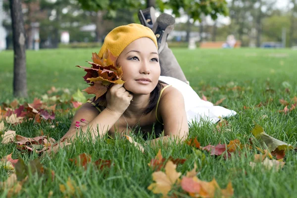 Meisje in de herfst park — Stockfoto