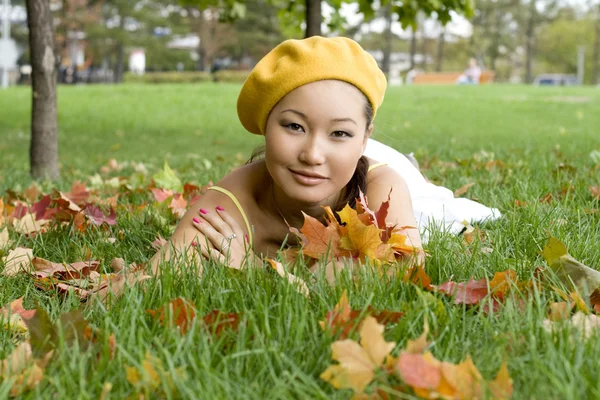Dívka v podzimním parku — Stock fotografie