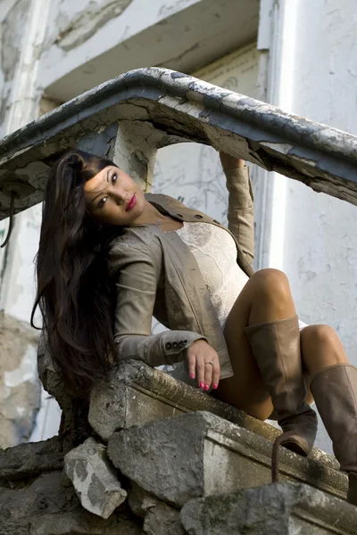Sexy Mädchen sitzt auf Treppen — Stockfoto