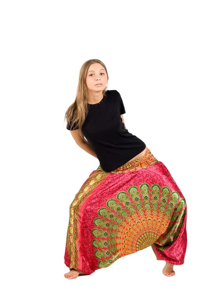 Meisje in etnische kleding studio opname — Stockfoto