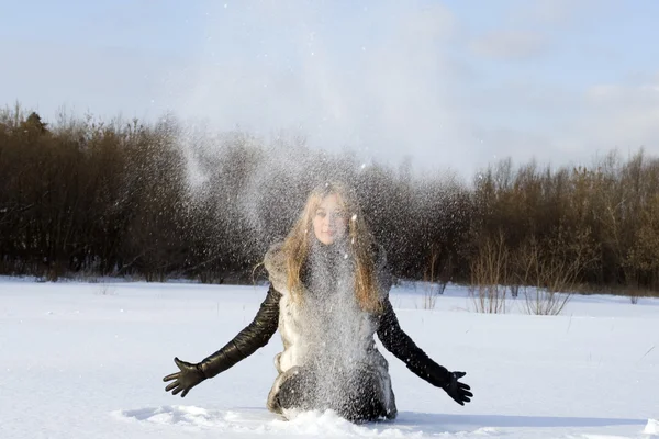 Девушка Веселится Зимнем Поле — стоковое фото