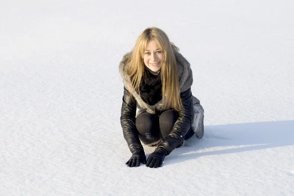 Chica divirtiéndose en campo de invierno — Foto de Stock