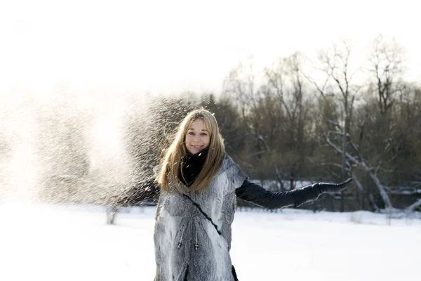 Chica caminando en campo de invierno — Foto de Stock