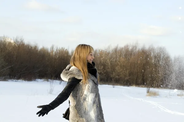 Flicka Promenader Vinter Fältet — Stockfoto