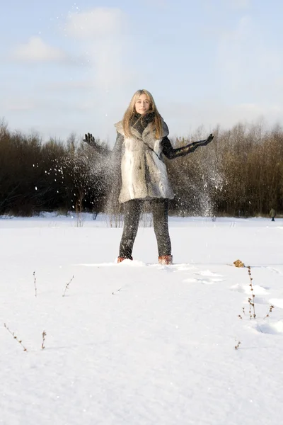 Girl walking in winter field — Stock Photo, Image