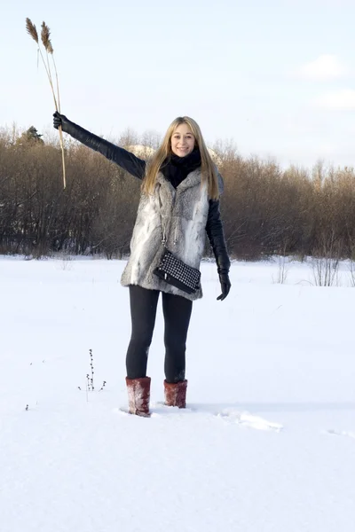 Flicka Promenader Vinter Fältet — Stockfoto