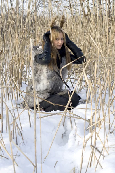 Dívka Zimě Pole — Stock fotografie