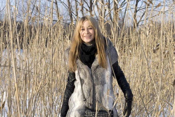 Dziewczyna Idąc Zimie Pole — Zdjęcie stockowe