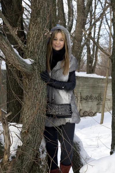 Lachende Meisje Wandelen Winter Woud — Stockfoto