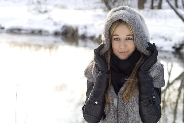 Leende Flicka Promenader Vinter Skog — Stockfoto