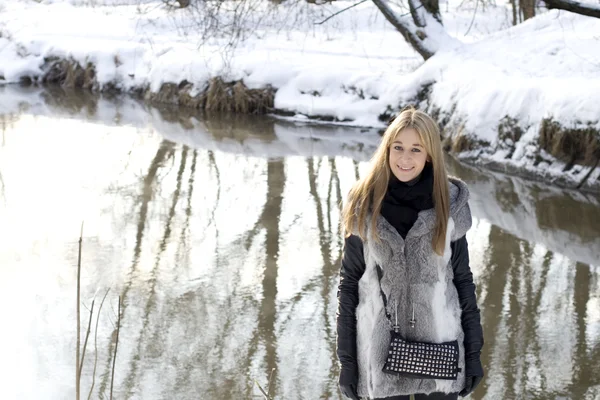 Lachende meisje wandelen in winter woud — Stockfoto