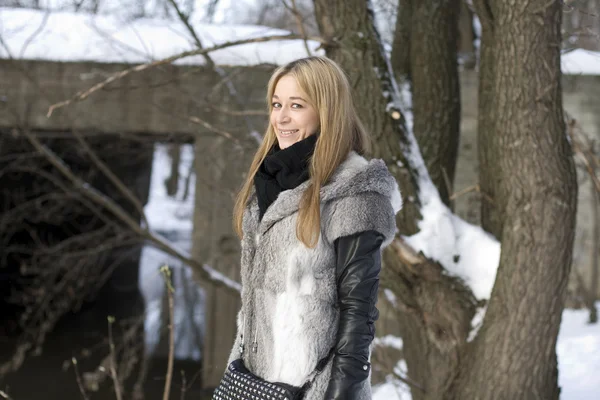 Leende flicka promenader i vinter skog — Stockfoto