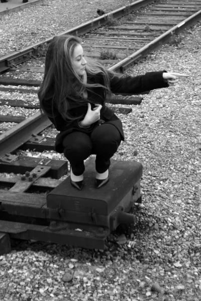 Mädchen Sitzt Der Nähe Von Eisenbahn — Stockfoto
