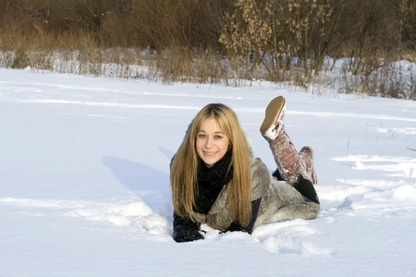 Chica Feliz Tumbado Nieve — Stockfoto