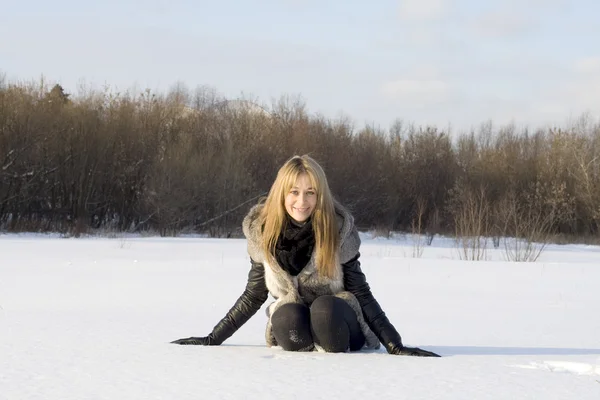 Κορίτσι διασκεδάζοντας στο πεδίο του χειμώνα — Φωτογραφία Αρχείου
