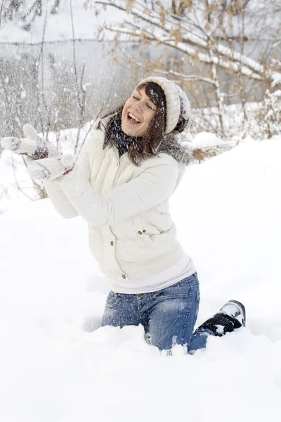 Szczęśliwa dziewczyna zabawa zewnątrz zimą — Zdjęcie stockowe