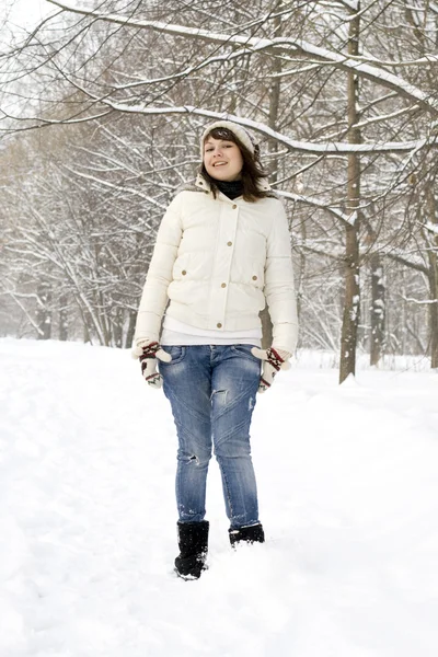 Bella ragazza a piedi nella foresta invernale — Foto Stock