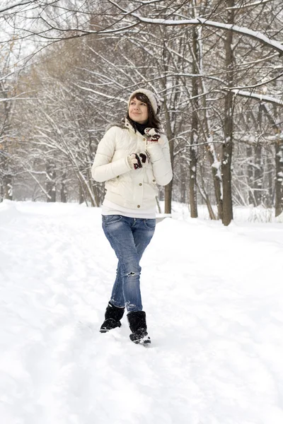Hermosa chica caminando en el bosque de invierno — Foto de Stock