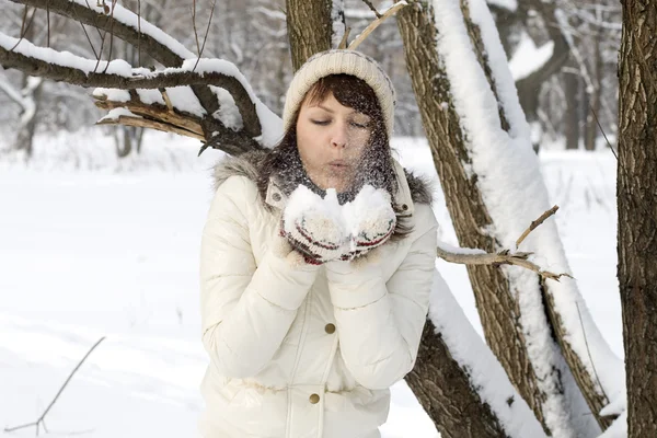 Leuk Meisje Wandelen Winter Forest — Stockfoto