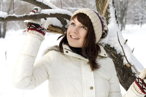 Niedliches Mädchen, das im Winterwald spazieren geht — Stockfoto