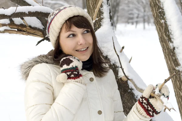 Симпатичная Девушка Гуляет Зимнему Лесу — стоковое фото