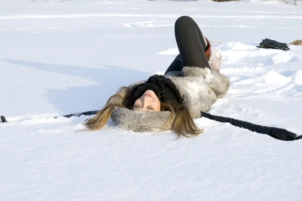 Szczęśliwa dziewczyna leżącego w śniegu — Zdjęcie stockowe