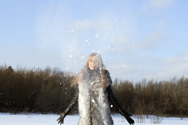 Девушка ходит по зимнему полю — стоковое фото