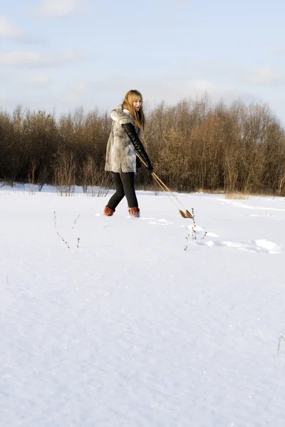Περπάτημα Κοριτσιών Στην Χειμώνα Πεδίο — Φωτογραφία Αρχείου