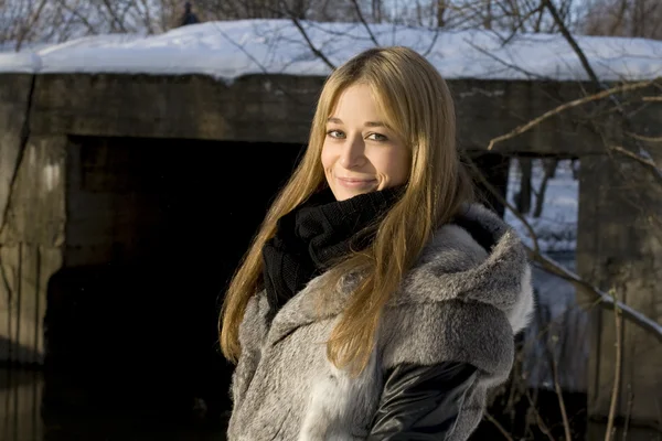 Uśmiechnięte dziewczyny spaceru w lesie zimą — Zdjęcie stockowe