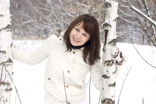 Niedliches Mädchen Das Winterwald Spazieren Geht — Stockfoto