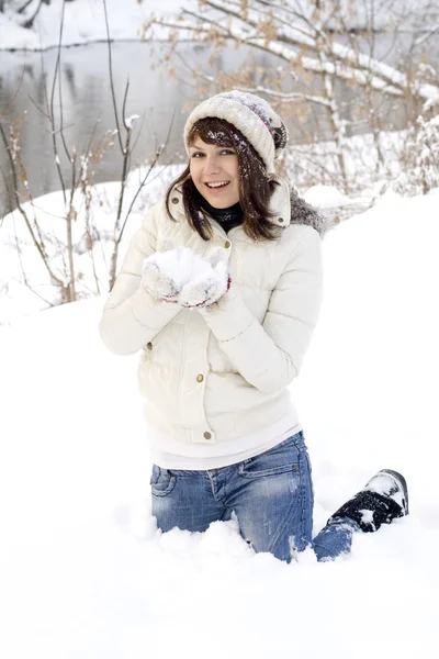 Szczęśliwa Dziewczyna Zabawa Zewnątrz Zimą — Zdjęcie stockowe
