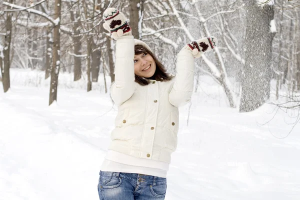 Söt flicka gå i vinter skog — Stockfoto