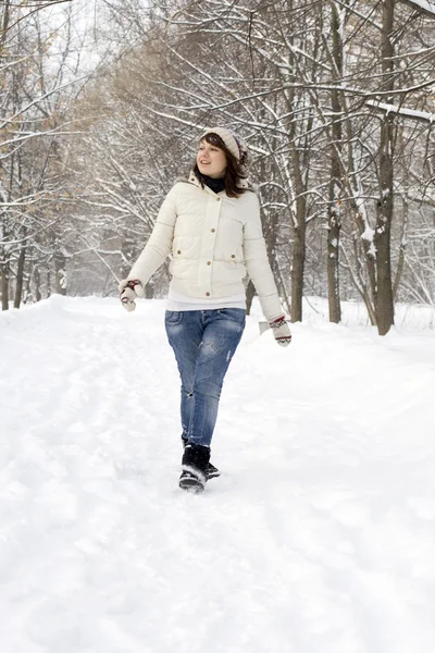 Hermosa Chica Caminando Bosque Invierno — Foto de Stock