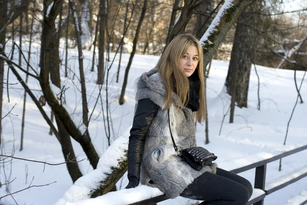 Menina Sorridente Andando Floresta Inverno — Fotografia de Stock