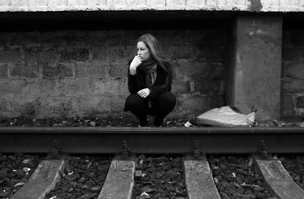 Mädchen Sitzt Der Nähe Von Eisenbahn — Stockfoto