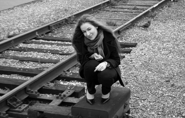 Meisje zit in de buurt van spoorweg — Stockfoto