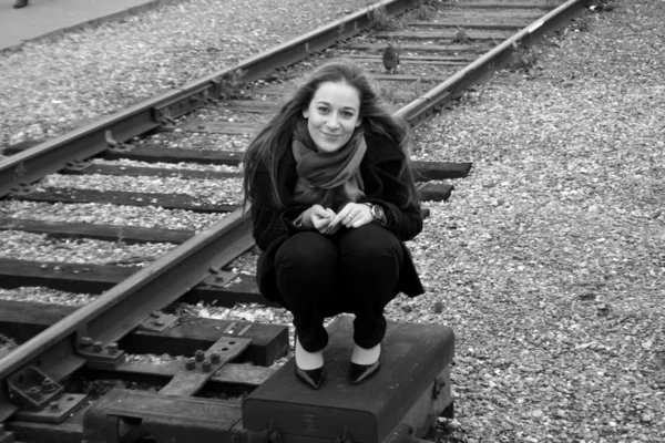 鉄道の近くに座っている女の子 — ストック写真