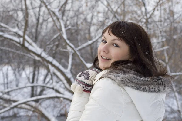 Portret Zbliżenie Ładny Dziewczyna Chodzenie Zewnątrz Zimą — Zdjęcie stockowe