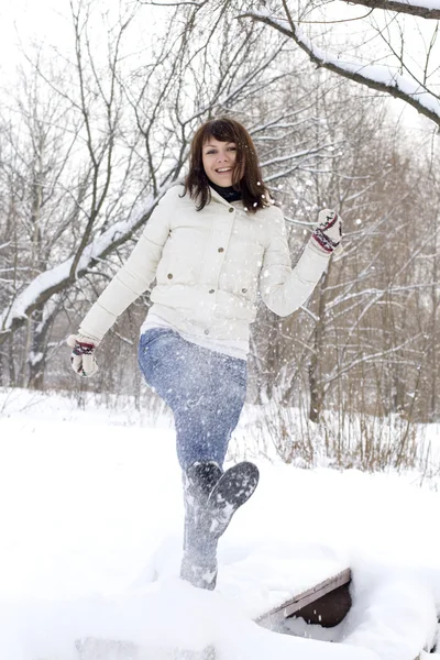 冬の森を歩く美しい少女 — ストック写真