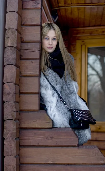 Menina de pé em uma varanda — Fotografia de Stock