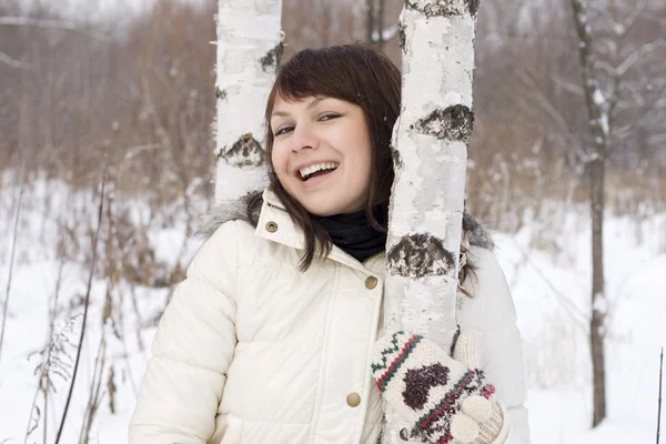 Menina bonito andando na floresta de inverno — Fotografia de Stock